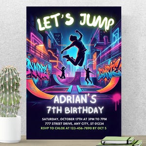 以下が含まれることがあります： ネオンの緑色で「LET'S JUMP」という言葉が入った、鮮やかな誕生日の招待状。ジャンプしているシルエット、落書きアート、都市景観の背景が特徴です。招待状は、エイドリアンの7歳の誕生日用です。