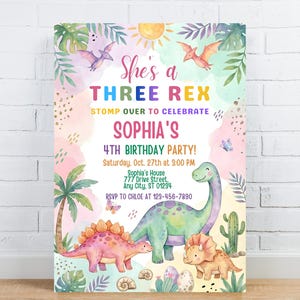Op de afbeelding: Een kleurrijke verjaardagsuitnodiging met de tekst "She's a THREE REX" en "SOPHIA'S 4TH BIRTHDAY PARTY!". Het bevat aquarel illustraties van dinosaurussen, palmbomen en een zon. De uitnodiging bevat feestdetails.