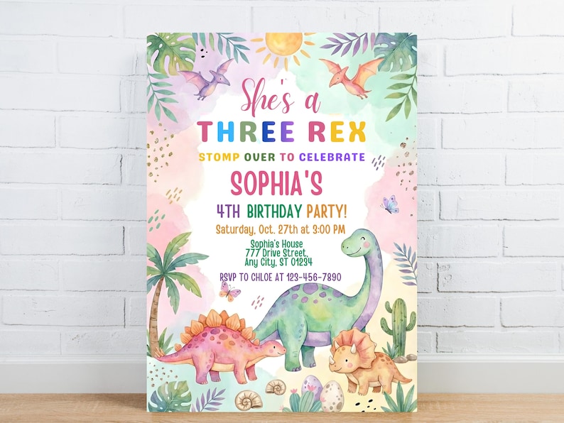 Op de afbeelding: Een kleurrijke verjaardagsuitnodiging met de tekst "She's a THREE REX" en "SOPHIA'S 4TH BIRTHDAY PARTY!". Het bevat aquarel illustraties van dinosaurussen, palmbomen en een zon. De uitnodiging bevat feestdetails.