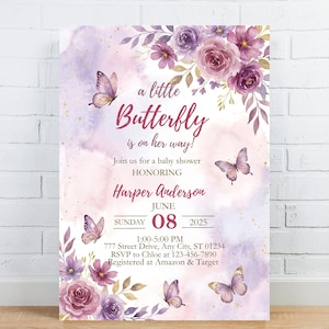 Może przedstawiać: Zaproszenie na baby shower z akwarelowym wzorem. Zaproszenie zawiera fioletowe i różowe kwiaty, motyle oraz tekst "a little Butterfly is on her way!". Zaproszenie jest dla Harper Anderson na 8 czerwca 2025 r.