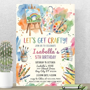 Puede incluir: Una colorida invitación con ilustraciones de acuarela de materiales de arte. El texto dice "Let's Get Crafty!" y anuncia el quinto cumpleaños de Isabella. El diseño incluye salpicaduras de pintura y un arcoíris.