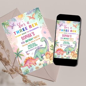 Op de afbeelding: Een kleurrijke verjaardagsuitnodiging met een dinosaurus thema. De uitnodiging luidt "She's a Three Rex" en bevat de feestdetails. Een smartphone toont dezelfde uitnodiging. Het ontwerp toont aquarel dinosaurussen en tropisch gebladerte.