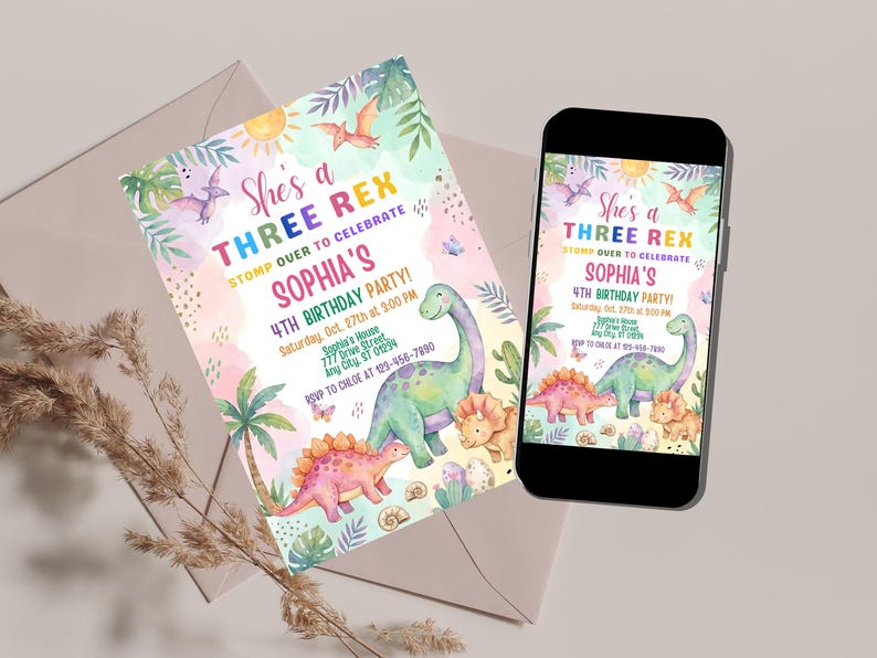 Op de afbeelding: Een kleurrijke verjaardagsuitnodiging met een dinosaurus thema. De uitnodiging luidt "She's a Three Rex" en bevat de feestdetails. Een smartphone toont dezelfde uitnodiging. Het ontwerp toont aquarel dinosaurussen en tropisch gebladerte.