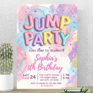 以下が含まれることがあります： 風船のような文字で「JUMP PARTY」と書かれた、カラフルな誕生日パーティーの招待状。「Sophia's 5th Birthday」というテキストと、パステル水彩画の背景にイベントの詳細が含まれています。
