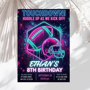 Puede incluir: Invitación de cumpleaños para el octavo cumpleaños de Ethan, con un diseño de fútbol americano y casco de estilo neón. El texto dice "TOUCHDOWN!" e incluye detalles del evento. El esquema de color es vibrante con rosa, turquesa y negro.