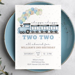 Puede incluir: Invitación de cumpleaños con un tren azul claro, con las palabras "chugga chugga" y "TWO TWO". La invitación incluye el texto "all aboard for WILLIAM'S 2ND BIRTHDAY" y los detalles del evento.