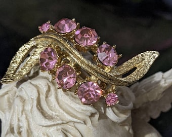 Pink rhinestone Brooch. Vintage pink Rhinestone Brooch. circa 1960s rhinestone Brooch. Gorgeous sparking pink rhinestone vintage brooch pin