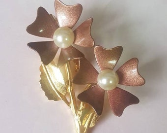 Vintage Bronze enamel flower brooch. Faux pearl vintage Brooch. Large floral brooch. Mint bronze and faux pearl flowers on stem Brooch