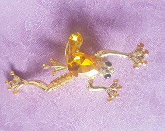 Grande belle broche de grenouille strass. Nouveau, ancien stock des années 1980. Broche de grenouille vintage en cristal de topaze étincelante. Broche de grenouille bondissante. Cristal de topaze