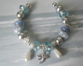 Manchette de charme argentée et bleue Bangle avec dragonfly@ charmes bleus et faux perlés. Bracelet bleu.  SilverDragonfly. Manchette Bangle. Bracelet bleu