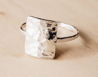 Hammered Silver Rectangle Ring – Minimalist Textured Band – Modern Geometric Statement