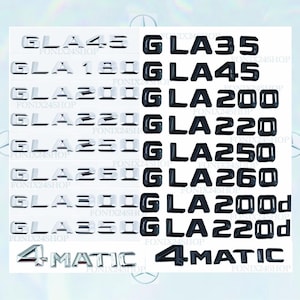 Könnte beinhalten: Ein Bogen mit Autoemblemen in Silber und Schwarz. Die silbernen Embleme umfassen "GLA45", "GLA180", "GLA200", "GLA220", "GLA250", "GLA260", "GLA300", "GLA350" und "4MATIC". Die schwarzen Embleme umfassen "GLA35", "GLA45", "GLA200", "GLA220", "GLA250", "GLA260", "GLA200d", "GLA220d" und "4MATIC".