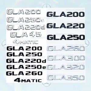 Könnte beinhalten: Eine Sammlung von Autoemblemen mit der Aufschrift "GLA" gefolgt von Zahlen und dem Wort "4MATIC". Die Embleme sind in Silber und Schwarz gehalten, mit verschiedenen Schriftarten. Der Hintergrund ist ein hellblauer Farbverlauf.