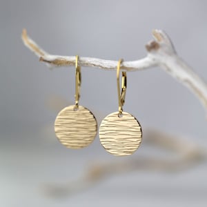 Pendientes colgantes minimalistas de oro con cierre de palanca • Joyería artesanal hecha a mano con disco de oro laminado de 14 quilates y cierre de palanca.