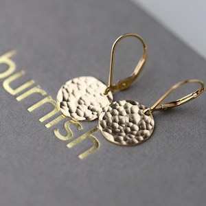 Boucles d&#39;oreilles en or martelé à fond levier • Boucles d&#39;oreilles leviers pendantes minimalistes en forme de disque rempli d&#39;or • Bijoux brunis faits main pour femme en or