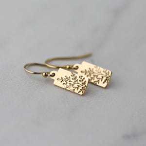 Pendientes colgantes pequeños de flores silvestres chapados en oro: delicada joyería inspirada en la naturaleza, hecha a mano por Burnish.