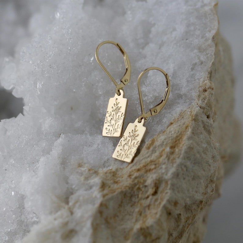 Tiny Wildflower Gold Filled Earrings Small Dainty Minimalist Nature Hand Stamped Leaf Dangle Lever-back Earrings Bild 6