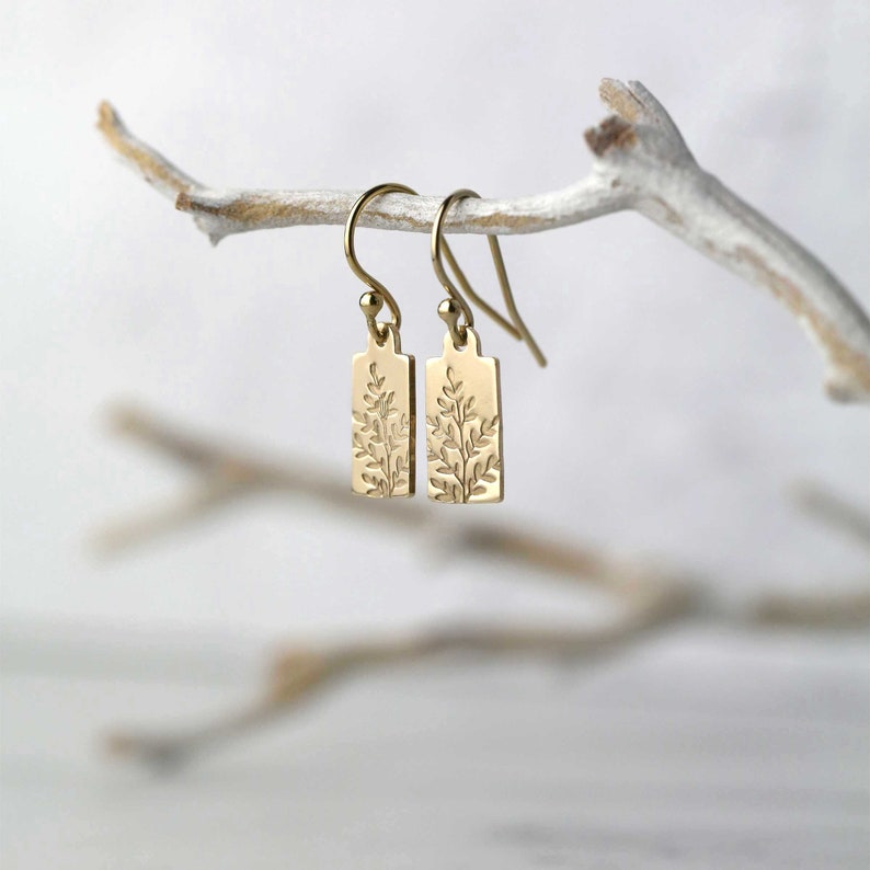 Tiny Wildflower Gold Filled Earrings Small Dainty Minimalist Nature Hand Stamped Leaf Dangle Lever-back Earrings Bild 3