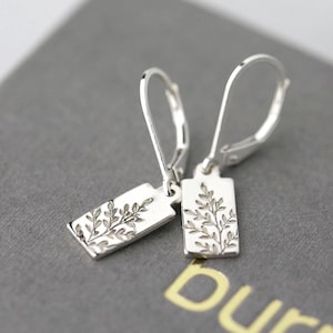 Petites boucles d&#39;oreilles fleurs sauvages en argent sterling : délicates boucles d&#39;oreilles pendantes faites main par Burnish