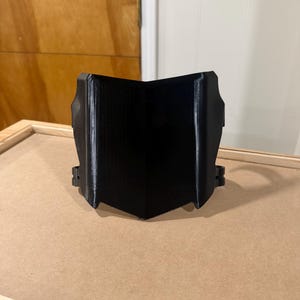 Puede incluir: Un juego de tres tazas de cerámica con un acabado mate moteado. Las tazas son de color crema, gris claro y gris oscuro. Cada taza tiene un diseño simple y minimalista y un asa redondeada.