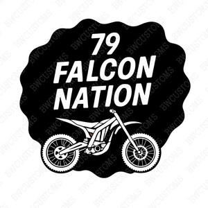 Puede incluir: Gráfico en blanco y negro con una motocicleta y las palabras "79 FALCON NATION". El diseño está sobre un fondo negro de forma irregular con un borde blanco. La motocicleta está detallada en blanco.