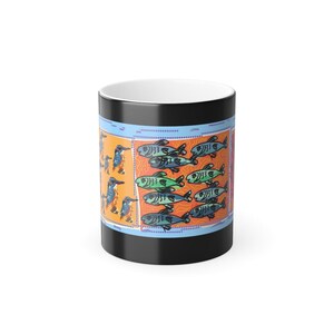 Peut inclure: Mug en céramique noire avec un motif enveloppant représentant des pingouins et des poissons de dessin animé. Les pingouins sont orange et bleu, et les poissons sont verts et bleus. L'intérieur du mug est noir et le bord est blanc.