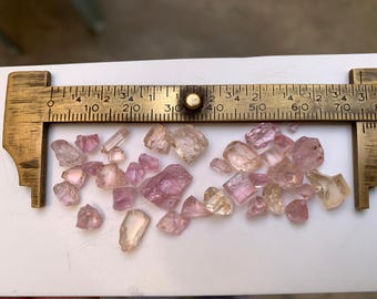 ピンクトパーズ、インクルージョン入りの大きめの宝石 9.9カラット