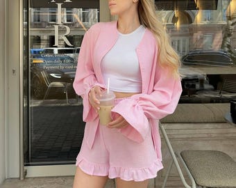 Conjunto feminino de blusa e shorts listrados de linho, com barra franzida, blusa e shorts oversized, ideal para o verão.