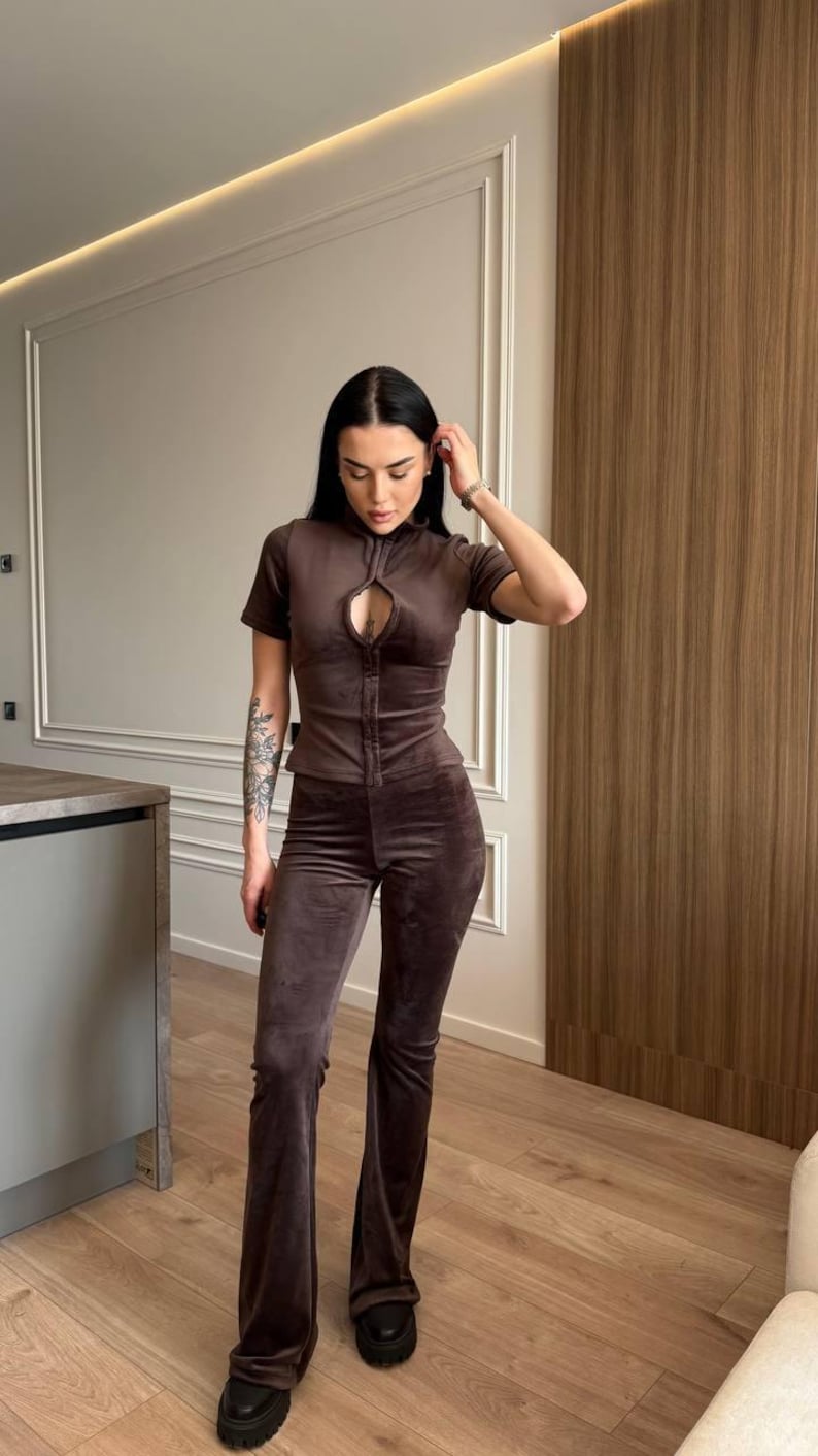 Conjunto de dos piezas de terciopelo para mujer, top corto con cremallera y pantalones acampanados, chándal ajustado de terciopelo, conjunto casual urbano. Chocolate