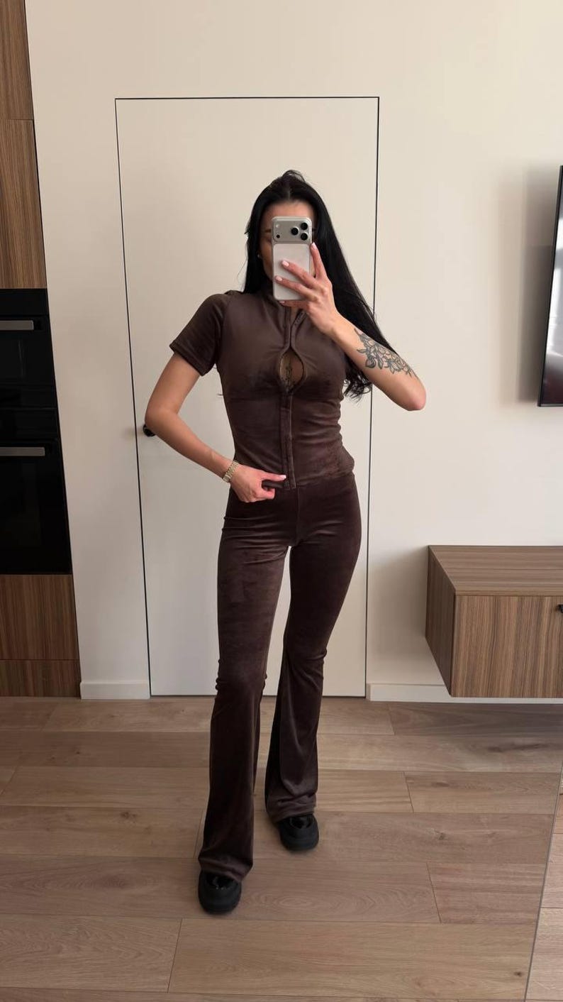 Conjunto de dos piezas de terciopelo para mujer, top corto con cremallera y pantalones acampanados, chándal ajustado de terciopelo, conjunto casual urbano. imagen 6