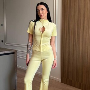 Conjunto de dos piezas de terciopelo para mujer, top corto con cremallera y pantalones acampanados, chándal ajustado de terciopelo, conjunto casual urbano. imagen 9