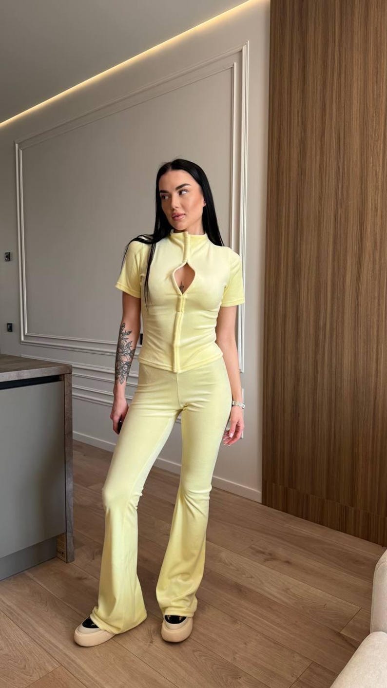 Conjunto de dos piezas de terciopelo para mujer, top corto con cremallera y pantalones acampanados, chándal ajustado de terciopelo, conjunto casual urbano. imagen 9