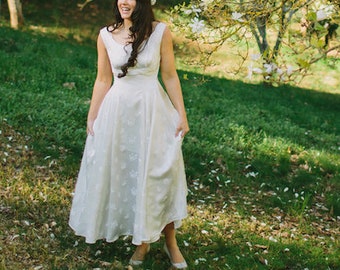 Vintage 1950s Wedding Dress White Satin Flowers Boat Neck Scoop Neck Full Circle Skirt Size 6 US 10 UK