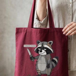 Draagtas I Require Snacks: canvas tas met grappige patchwork wasbeer