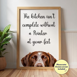 Può includere: Una stampa incorniciata con la scritta "The kitchen isn't complete without a Pointer at your feet." La stampa presenta un cane marrone e bianco che sbuca dal basso. Una piccola nota circolare indica "Frames are not included."