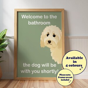 Puede incluir: Una impresión enmarcada con un fondo verde claro presenta un perro de dibujos animados y el texto "¡Bienvenido al baño, el perro estará contigo en breve!" Un gráfico circular indica "Disponible en 4 colores."
