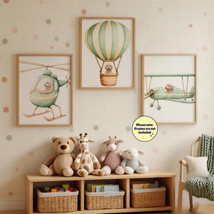 Puede incluir: Tres láminas decorativas enmarcadas con ilustraciones en acuarela de un perro en un helicóptero verde, un perro en un globo aerostático verde y beige, y un perro en un avión verde. Un texto circular indica: Please note: Frames are not included.