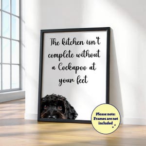 Könnte beinhalten: Gerahmter Druck mit dem Text „Die Küche ist nicht komplett ohne einen Cockapoo zu Ihren Füßen“. Am unteren Rand des Drucks ist ein schwarzer Cockapoo-Hund abgebildet. Ein gelber Kreis besagt „Rahmen sind nicht enthalten“.
