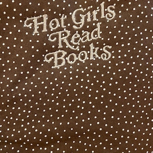 Puede incluir: Tela marr&oacute;n con lunares blancos y texto bordado que dice "Hot Girls Read Books". El texto est&aacute; en una fuente cursiva. La tela es de color marr&oacute;n liso.