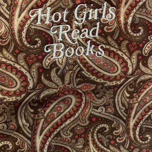 Puede incluir: Una tela estampada con un dise&ntilde;o de cachemira en tonos marr&oacute;n, beige y rojo. El texto "Hot Girls Read Books" est&aacute; bordado en blanco. El dise&ntilde;o es detallado e intrincado, con una est&eacute;tica vintage.