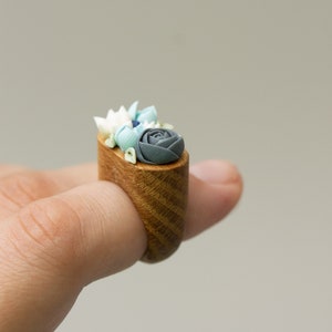 Exquisite Handcrafted Wooden Ring: A Unique Blend of Blue, White, and Warm Earth Tones Statement Succulent Planter Wooden Ring imagem 2