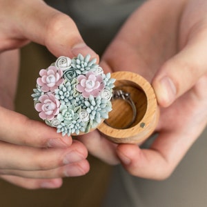 Caja de madera para anillos hecha a mano: flores de arcilla polimérica rosa y blanca