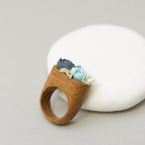 Exquisite Handcrafted Wooden Ring: A Unique Blend of Blue, White, and Warm Earth Tones Statement Succulent Planter Wooden Ring imagem 3