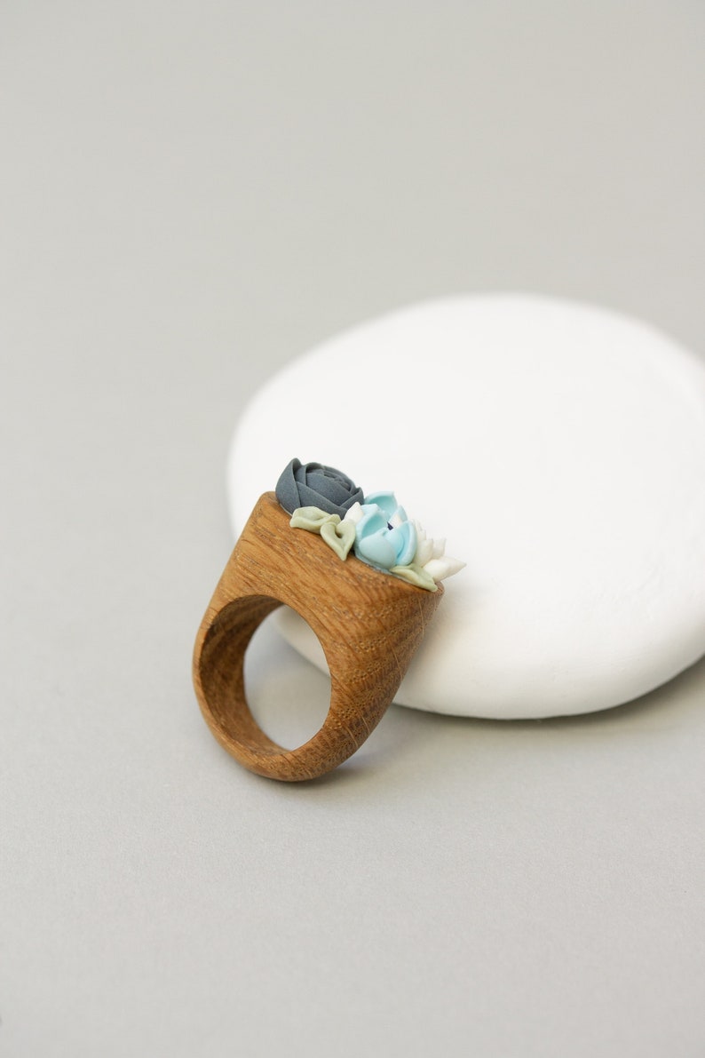 Exquisite Handcrafted Wooden Ring: A Unique Blend of Blue, White, and Warm Earth Tones Statement Succulent Planter Wooden Ring imagem 3