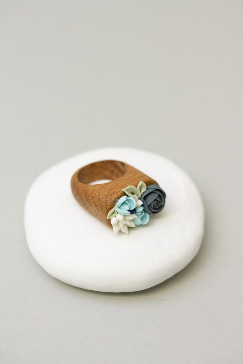 Exquisite Handcrafted Wooden Ring: A Unique Blend of Blue, White, and Warm Earth Tones Statement Succulent Planter Wooden Ring imagem 1