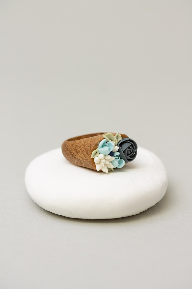 Exquisite Handcrafted Wooden Ring: A Unique Blend of Blue, White, and Warm Earth Tones Statement Succulent Planter Wooden Ring imagem 4