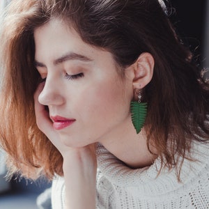 Boucles d’oreilles pendantes en feuilles de fougère, en argile polymère, par EtenIren