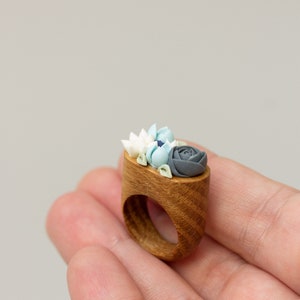 Exquisite Handcrafted Wooden Ring: A Unique Blend of Blue, White, and Warm Earth Tones Statement Succulent Planter Wooden Ring imagem 10