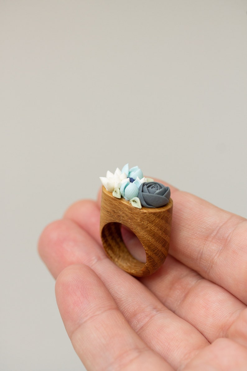Exquisite Handcrafted Wooden Ring: A Unique Blend of Blue, White, and Warm Earth Tones Statement Succulent Planter Wooden Ring imagem 10