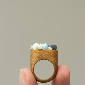 Exquisite Handcrafted Wooden Ring: A Unique Blend of Blue, White, and Warm Earth Tones Statement Succulent Planter Wooden Ring imagem 7